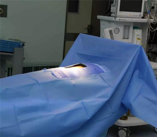 Cleaning and sterilisation of surfaces of surgical objects in the operating theatre on consecutive tables